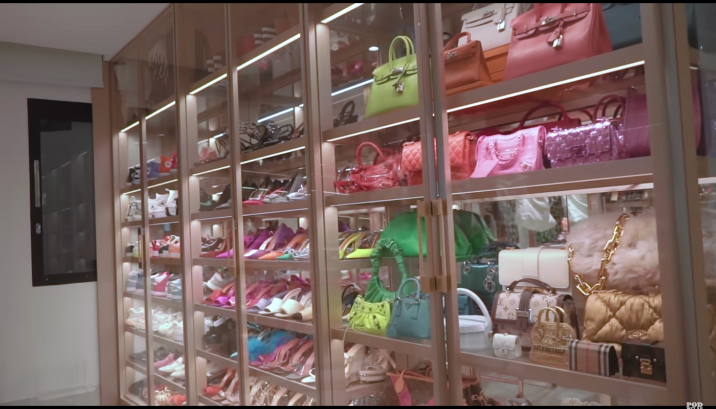 Parte onde Flavia Pavanelli guarda suas bolsas e sapatos no closet