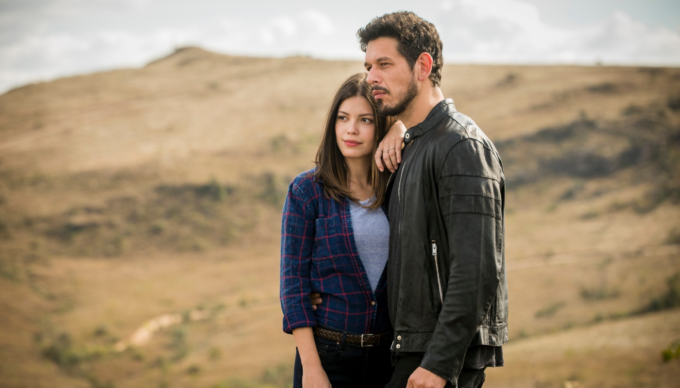 Cris (Vitória Strada) e Alain (João Vicente de Castro) em
