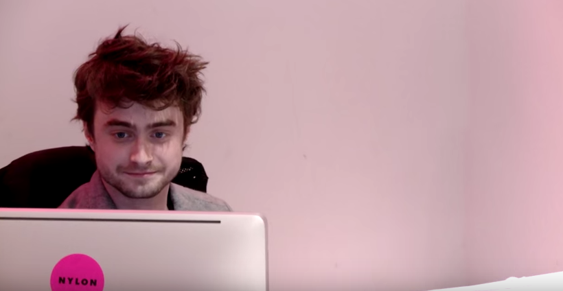 Em pegadinha, Daniel Radcliffe é recepcionista de revista; assista
