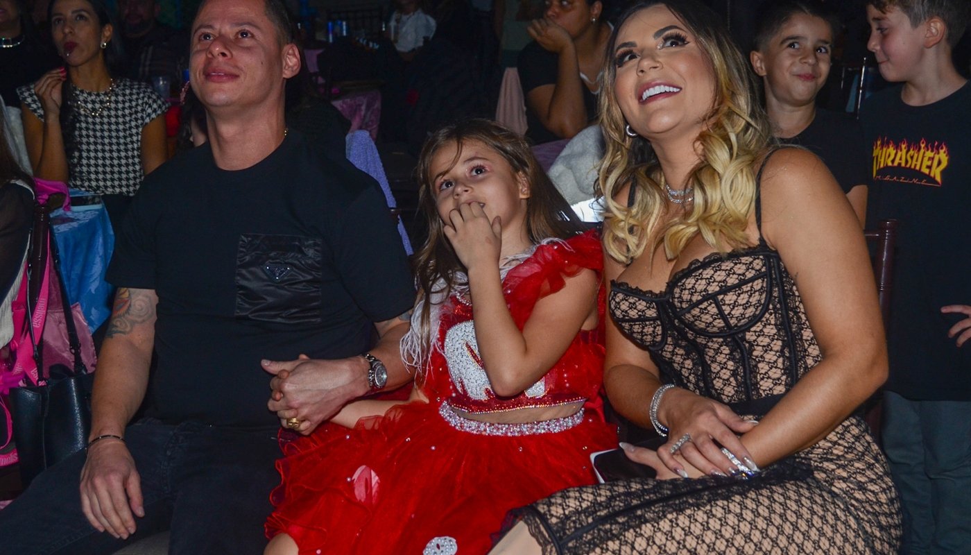 Deolane Bezerra organiza festa para a filha Valentina