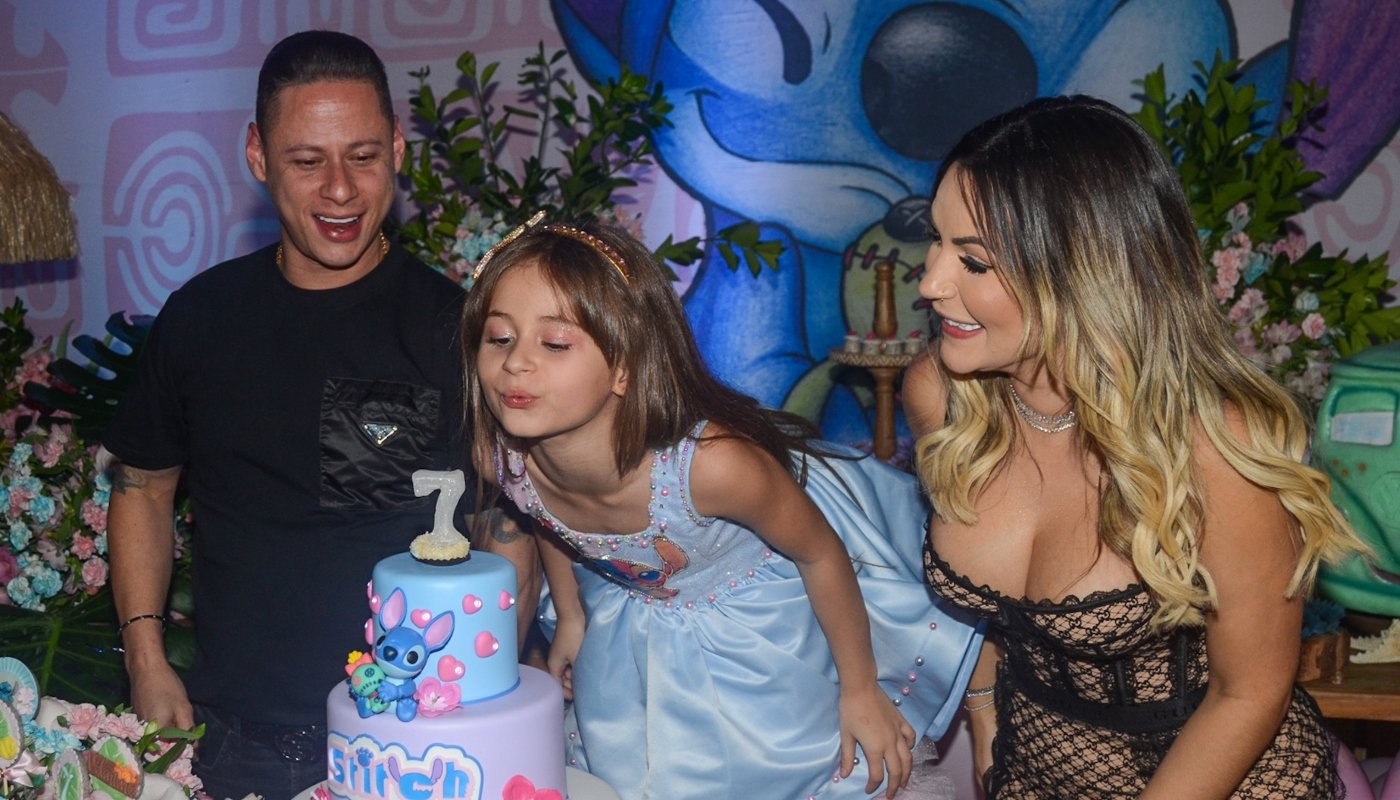 Deolane Bezerra organiza festa para a filha Valentina