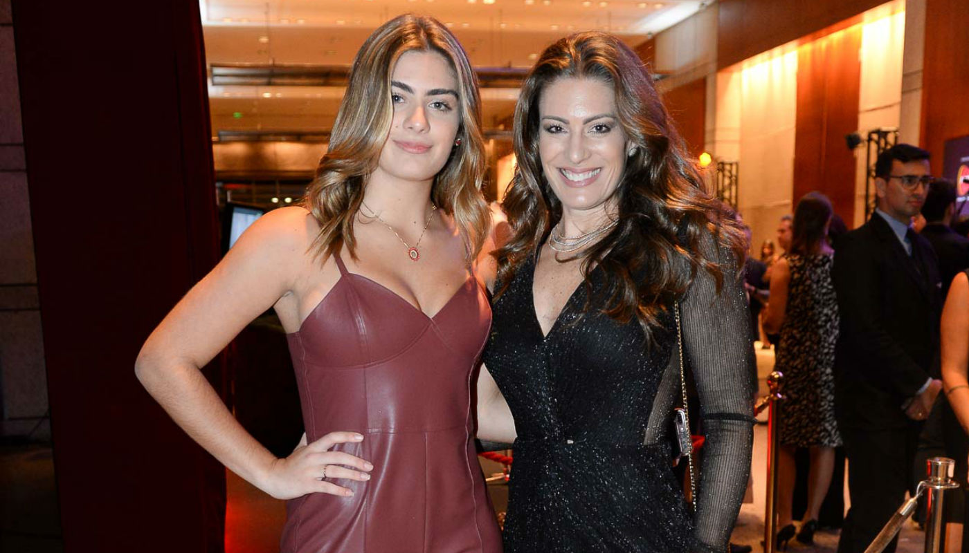 Filha de Elaine Mickely e César Filho está enorme e parece até irmã da atriz: fotos