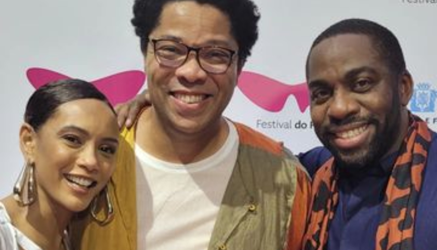 Elisio ao lado de Lázaro Ramos e Taís Araujo