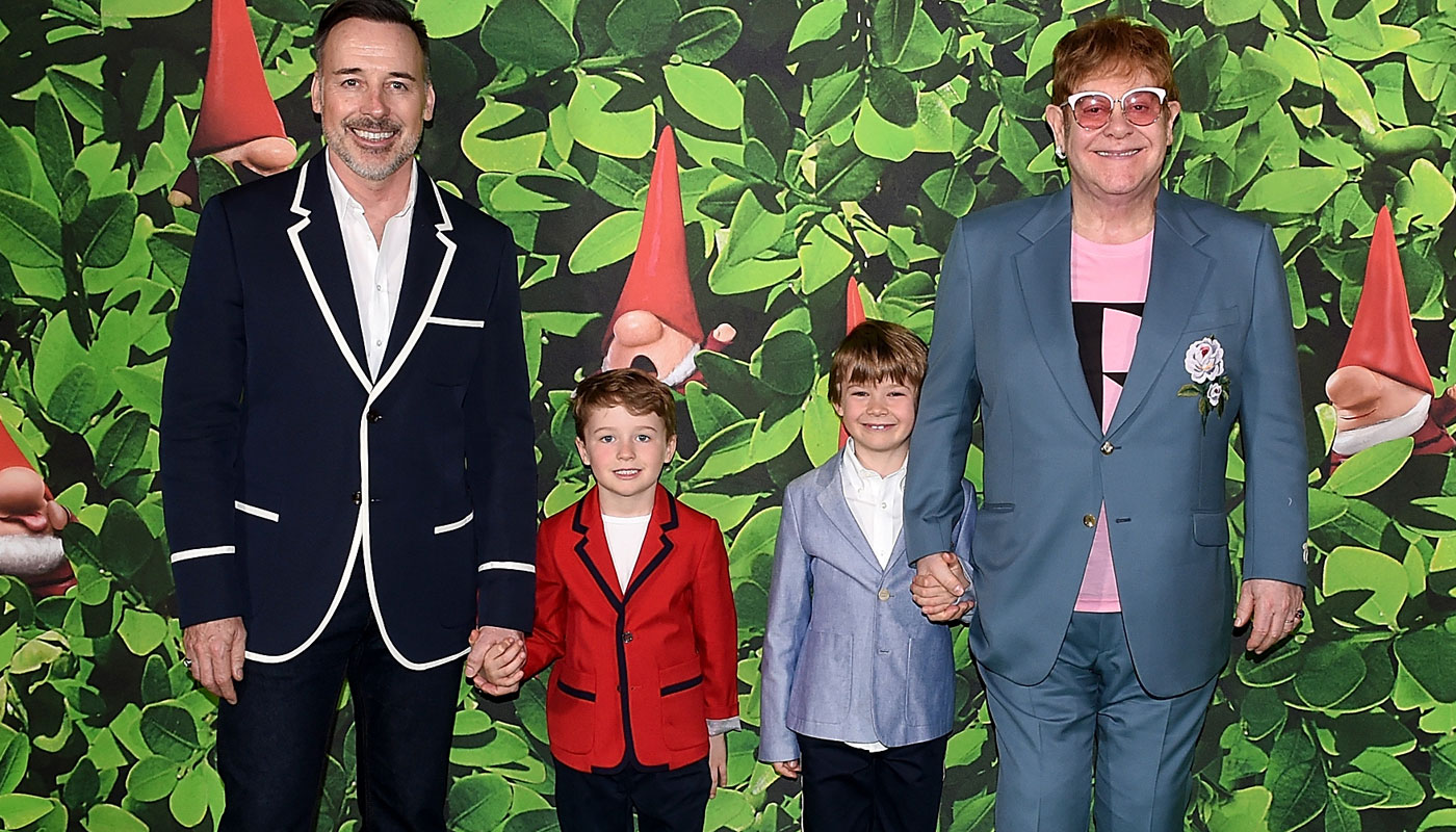 Elton John com o marido e os filhos