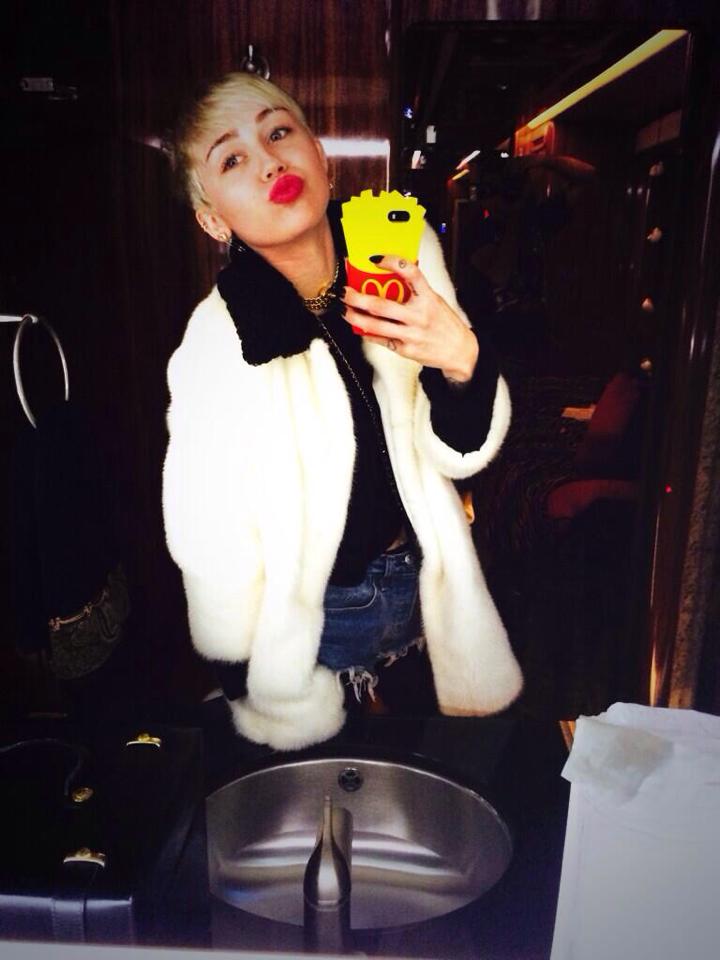 Estampa inspirada em rede fast food domina looks das famosas