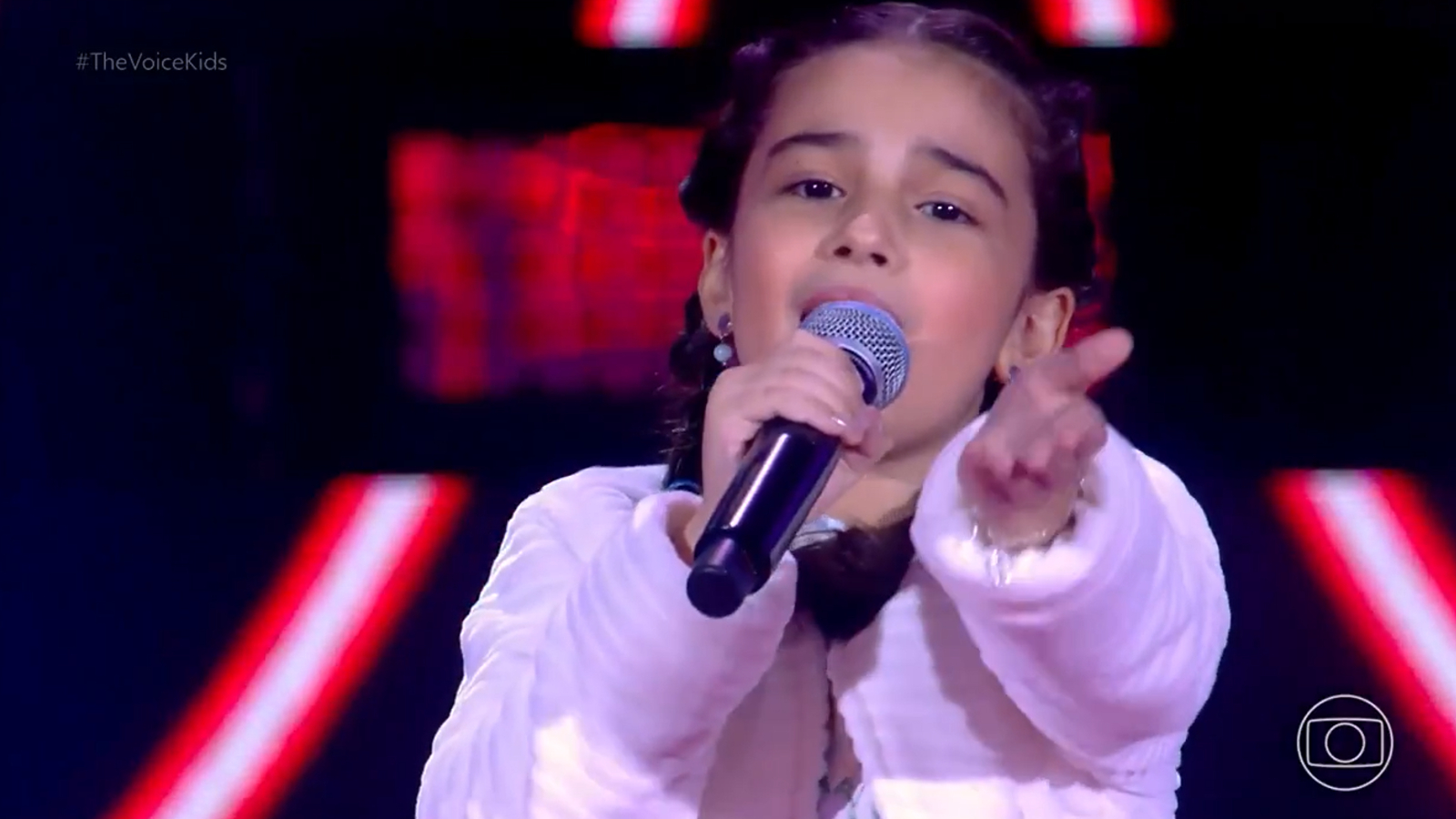 Esther Samuel performou a música