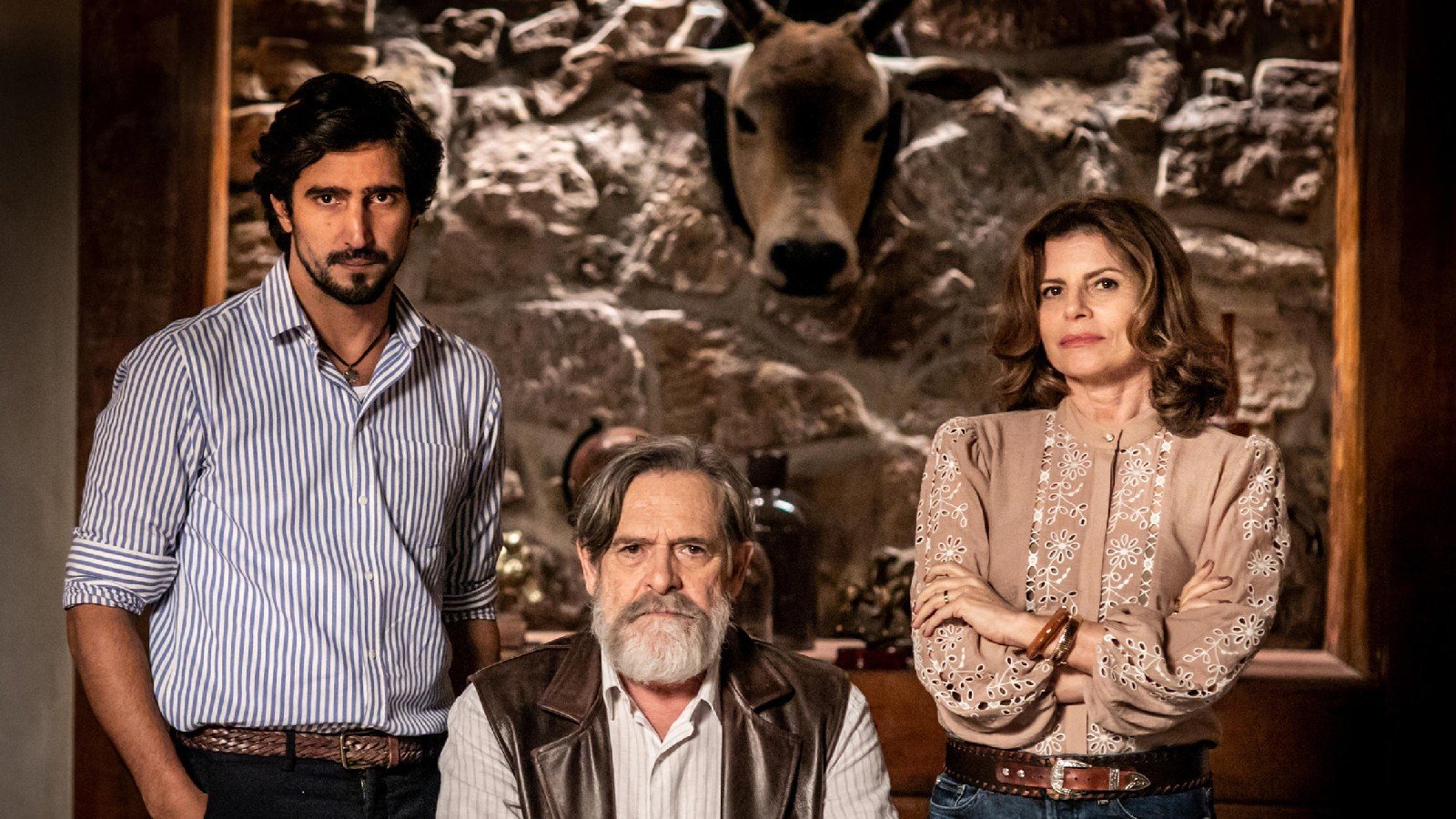 Família de Tertulinho (Renato Góes), composta por Tertúlio (José de Abreu) e Deodora (Débora Bloch).