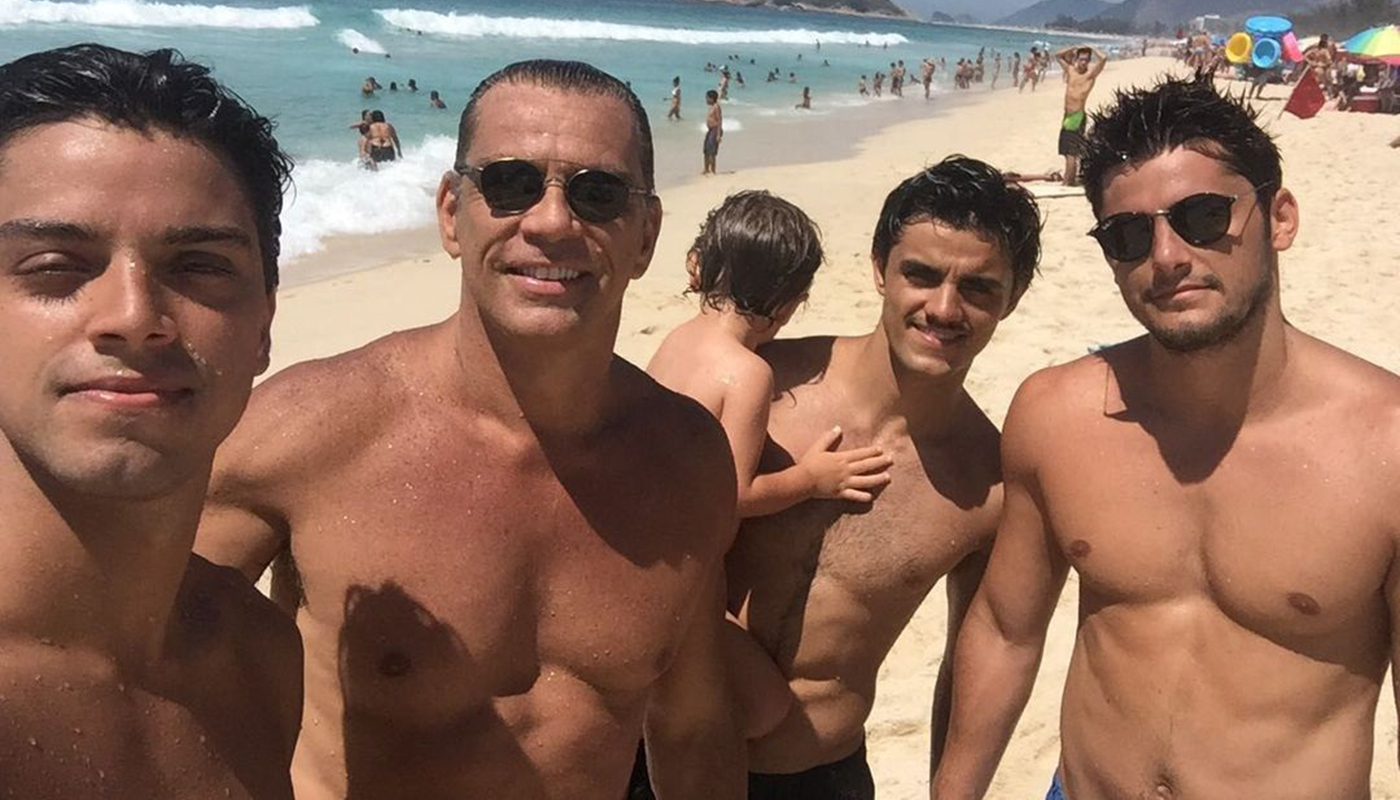 Beto Simas ao lado dos filhos Rodrigo Simas, Felipe Simas e Bruno Gissoni