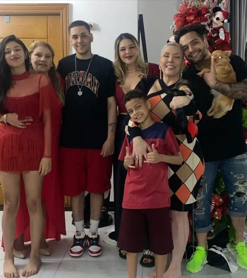 Simony em foto com a família completa: além dos quatro filhos, também estão sua mãe, Maricleuza, e seu namorado, Felipe Rodriguez
