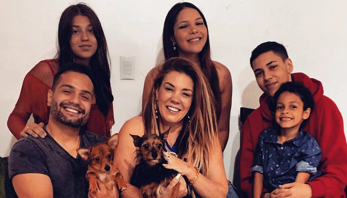 Felipe e Simony com os quatro filhos da cantora