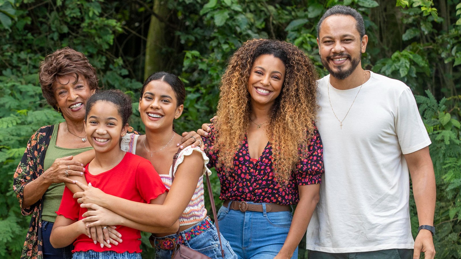 Marlene (Elisa Lucinda), Duda (Manu Estevão), Jenifer (Bella Campos), Sol (Sheron Menezzes) e Carlão (Che Moais)