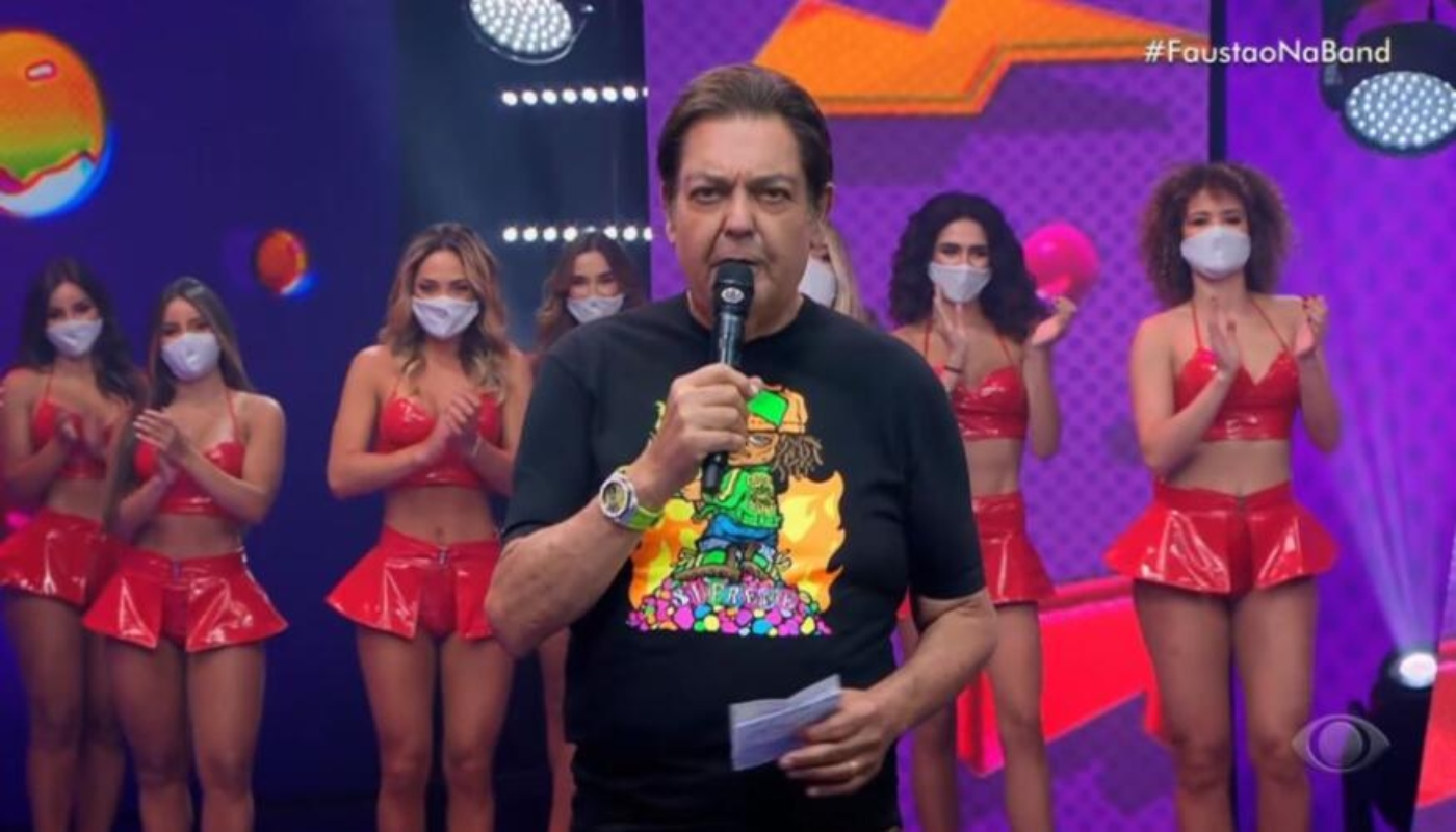 Faustão comete gafe com as