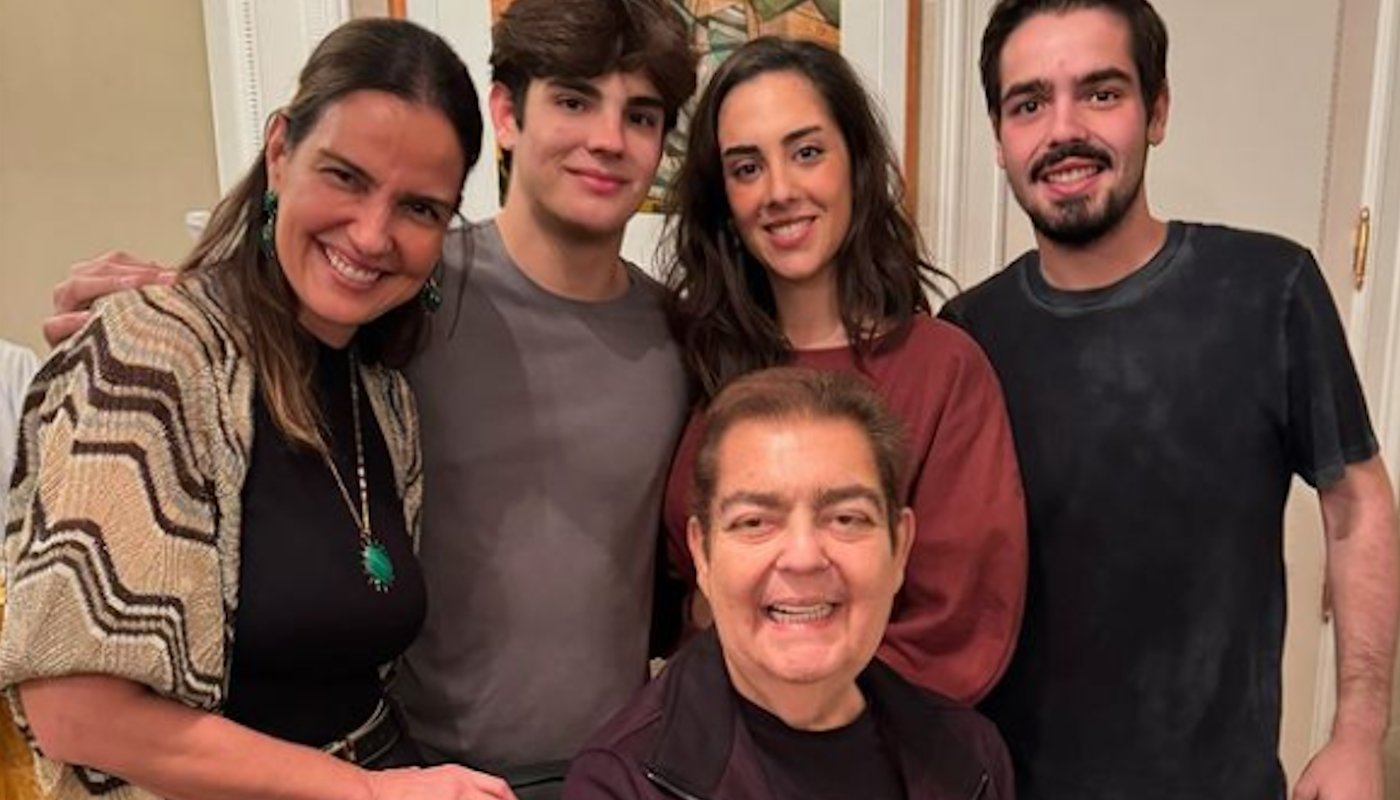 Faustão ao lado da esposa, Luciana Cardoso, e dos três filhos: Rodrigo, Lara e João