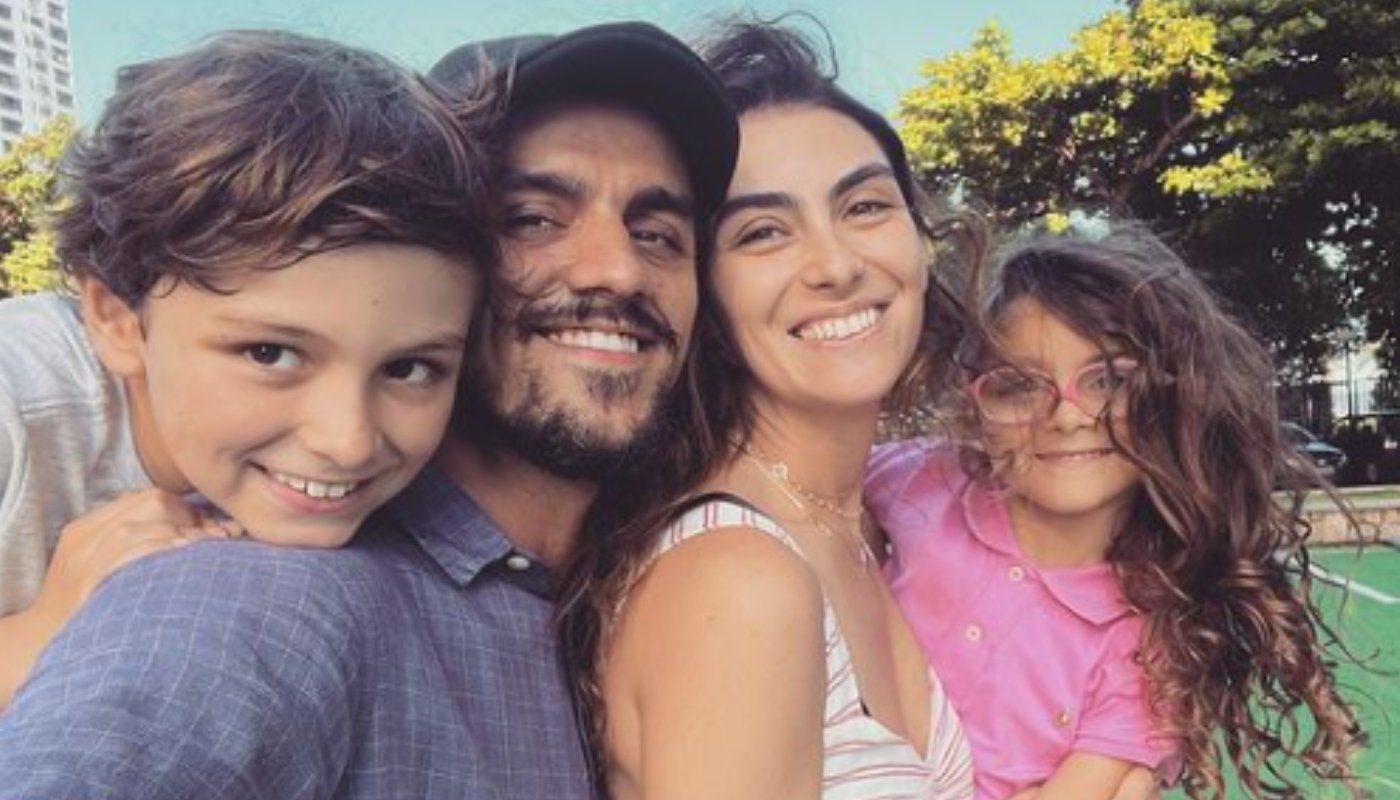 Felipe Simas ao lado da esposa e filhos mais velhos