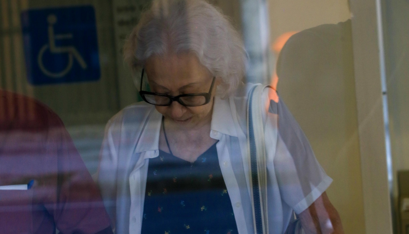 Fernanda Montenegro em passeio por shopping do RJ