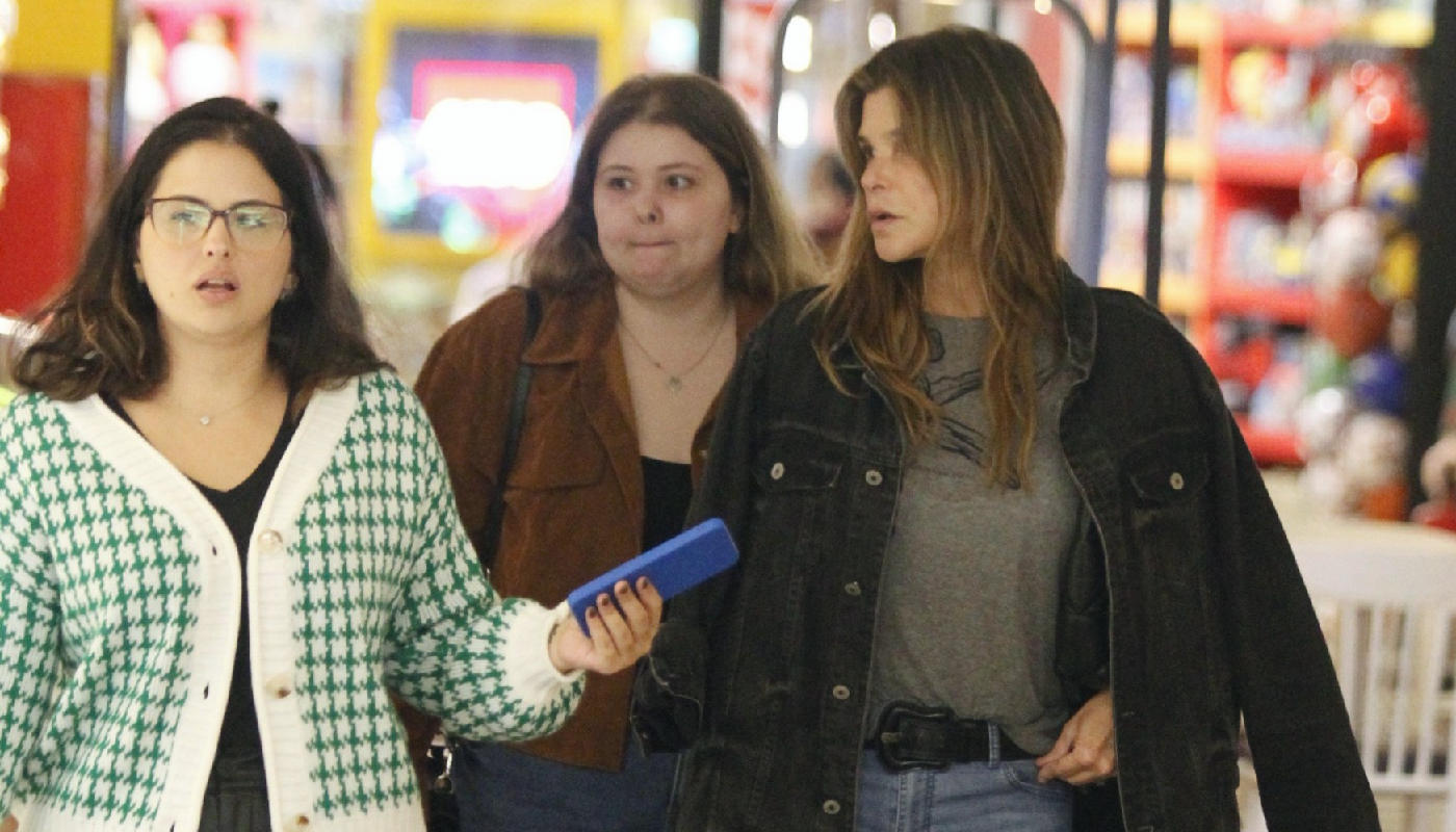 Cristiana Oliveira com Rafaella e Antônia Hellena