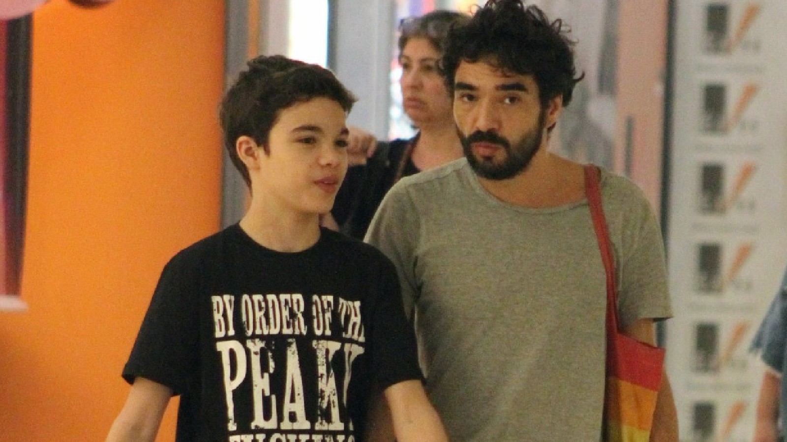 O rapaz é fruto do casamento de Caio Blat com Maria Ribeiro.