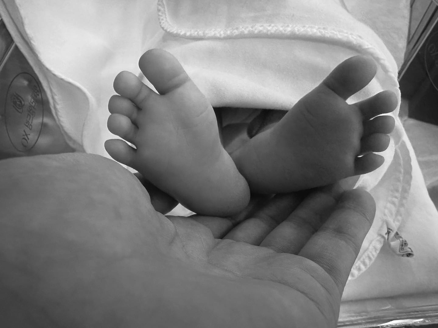 Discretos, Ye-jin e Hyun Bin mostraram apenas os pés do primeiro e único filho, que chegou ao mundo em 2022