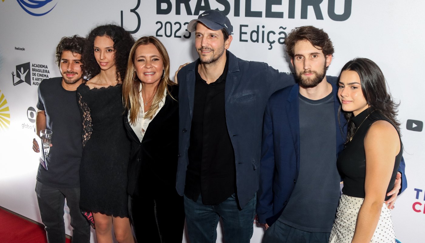 Da esqueda para a direita, Lucas Cetraro, Agnes Brichta, Adriana Esteves, Vladimir Brichta, Felipe Ricca e Flavia Mekler