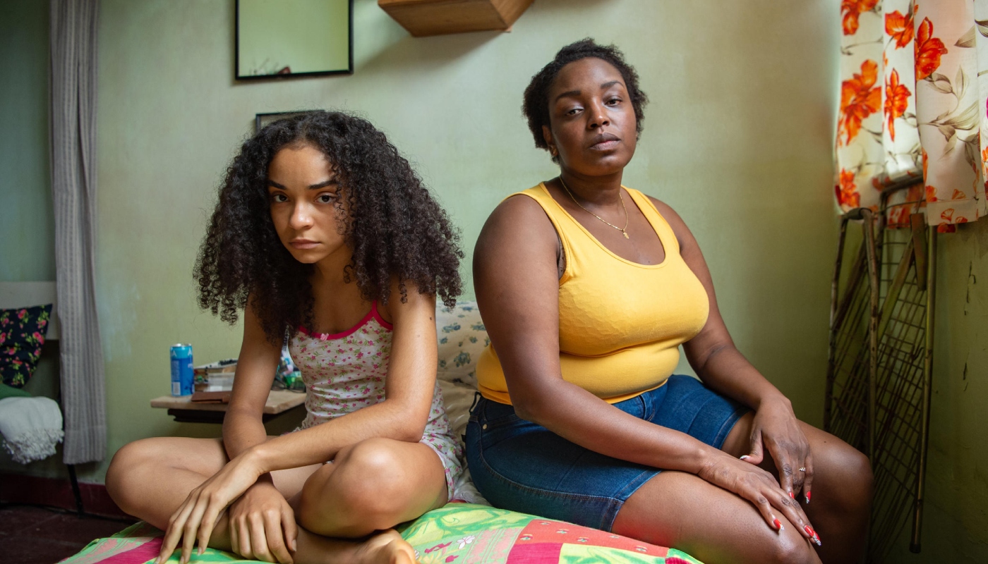Sandra (Gi Fernandes) e Geíza (Belize Pombal) em