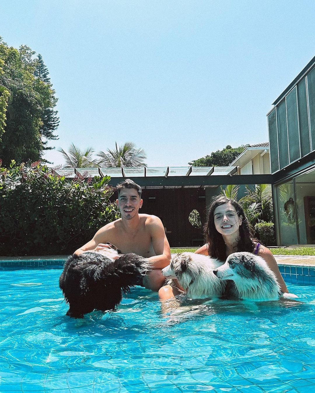 Giovanna Lancellotti e o namorado, Gabriel David, vivem em luxuosa mansão no Rio