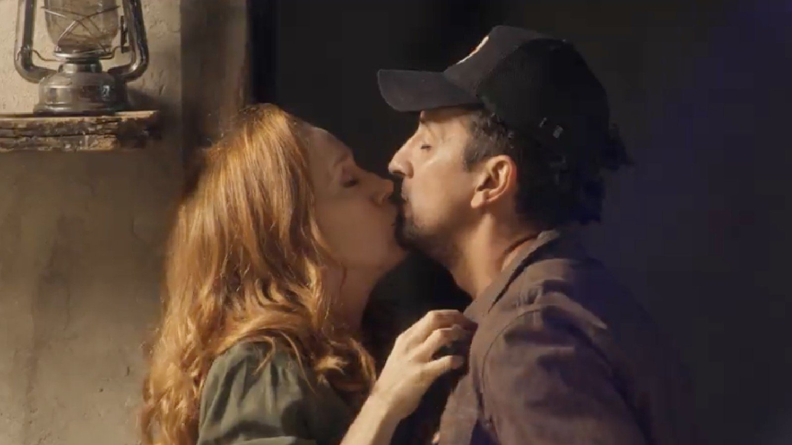 Irma (Camila Morgado) e Zé Lucas (Irandhir Santos) se beijam.