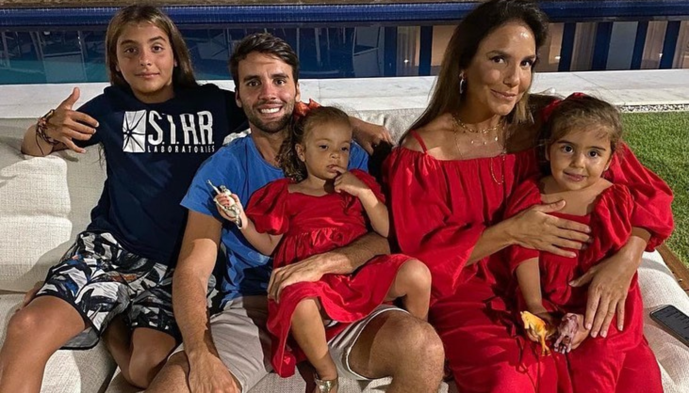 Ivete Sangalo, o marido, Daniel Cady e os três filhos do casal
