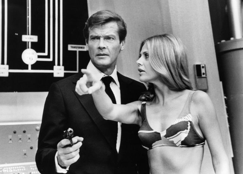 As 6 cenas mais mentirosas de James Bond feito por Roger Moore