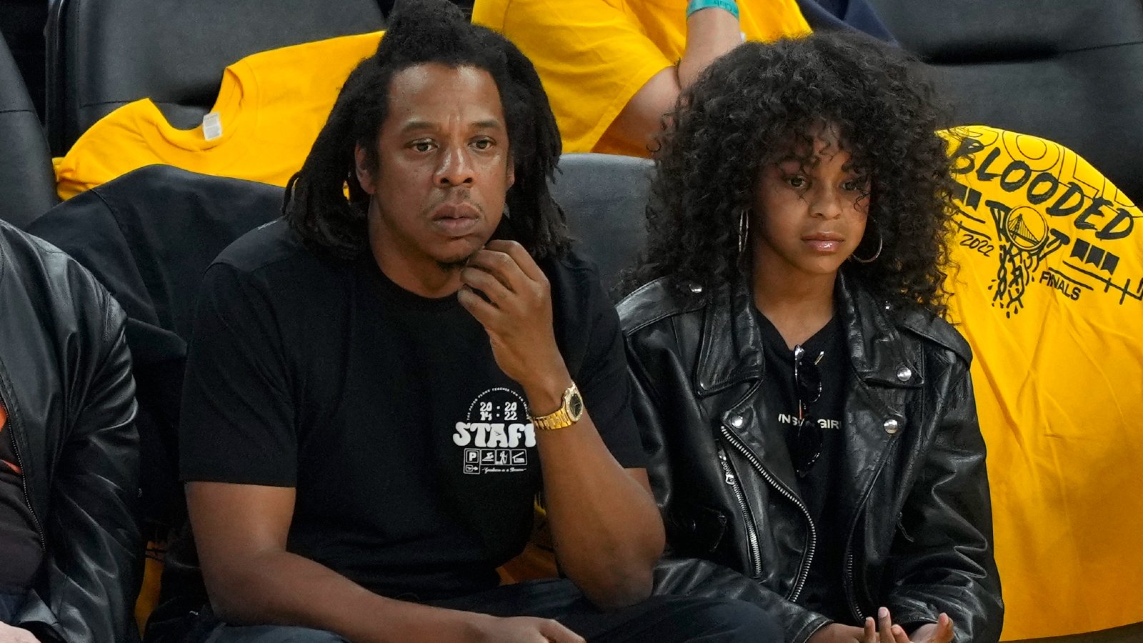 Jay Z e Blue Ivy em um jogo da NBA