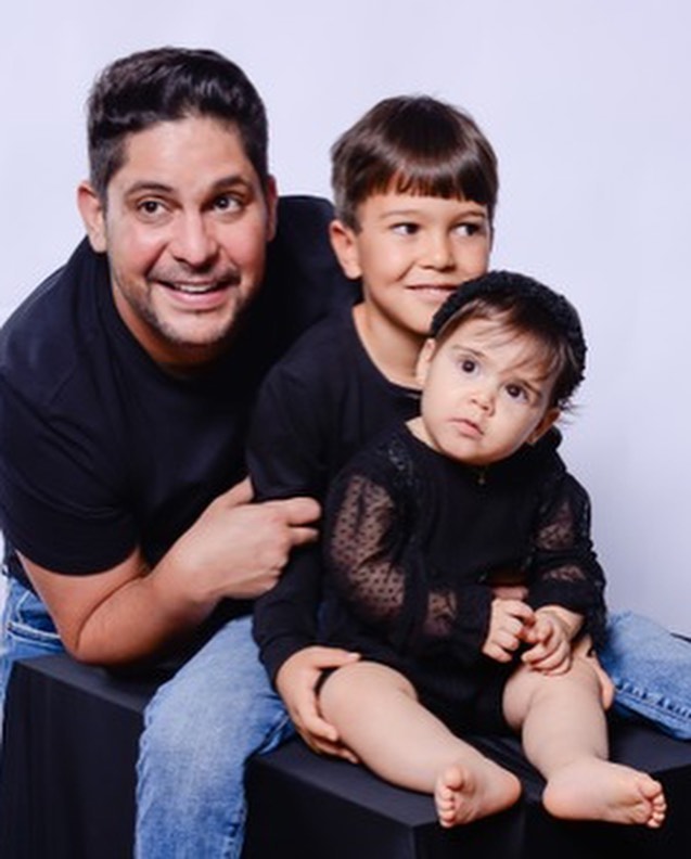 Cantor Jorge e os filhos Davi e Sara