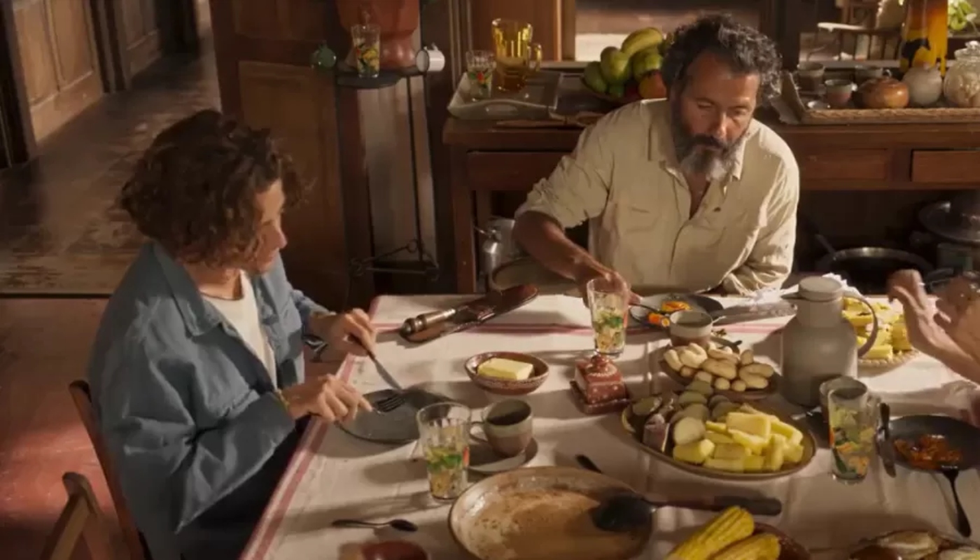Jove (Jesuíta Barbosa) comendo com o prato vazio em