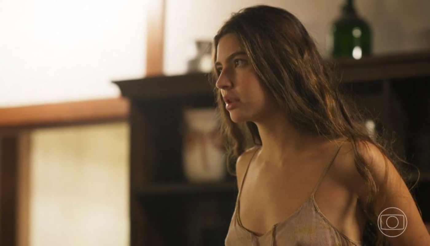 Juma (Alanis Guillen) fala sobre o mar no remake de 