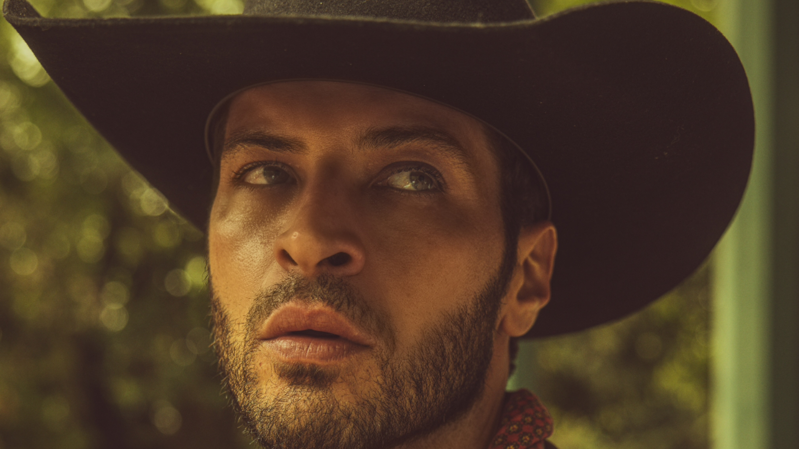 Leandro Lima interpreta o peão Levi em