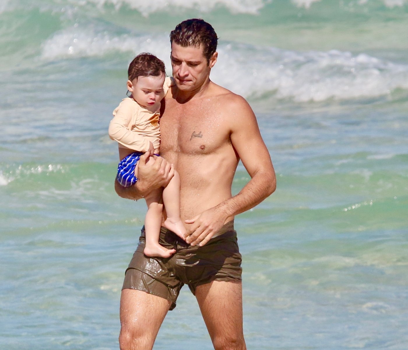 Leandro Lima com o filho pequeno em praia do RJ