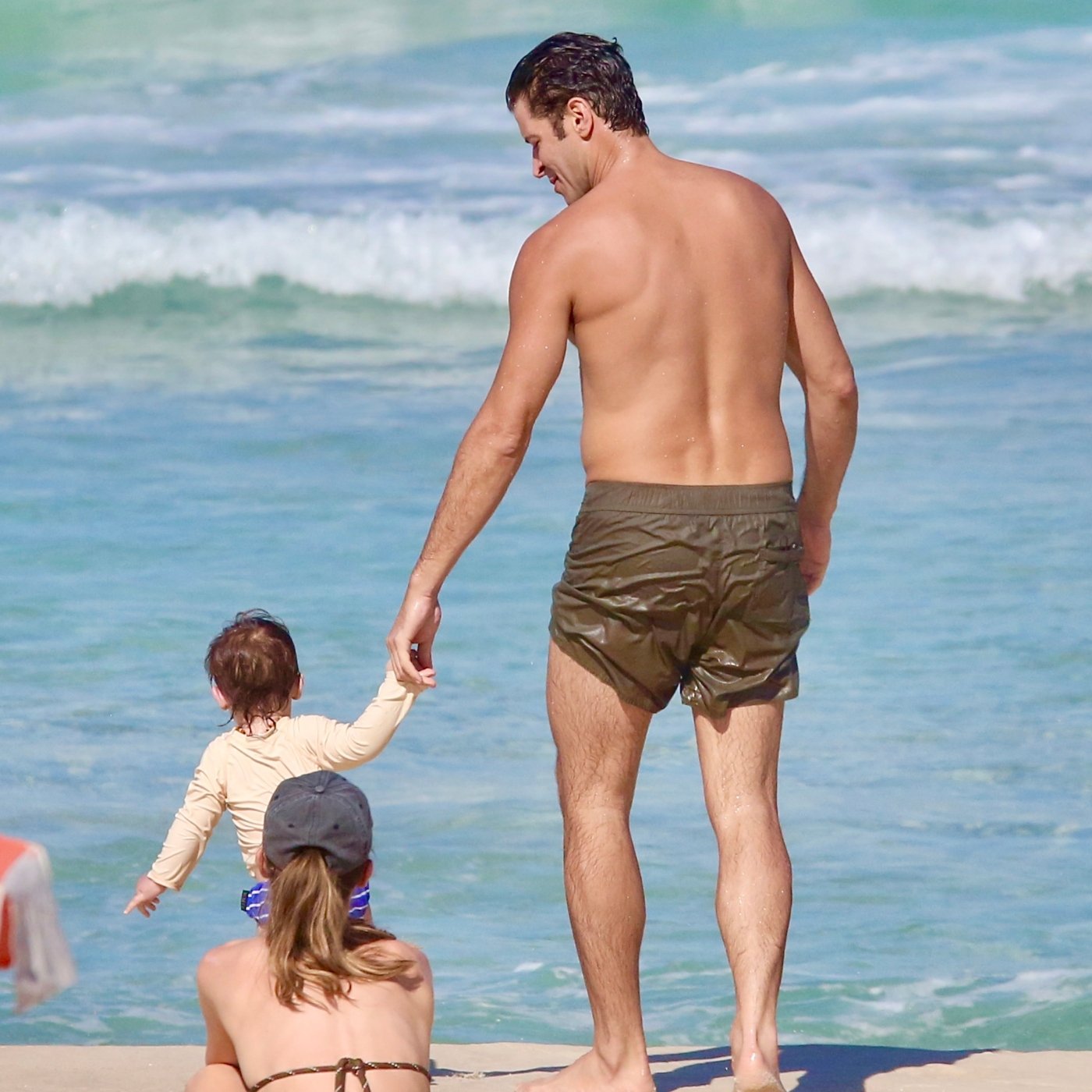 Leandro Lima com o filho pequeno em praia do RJ