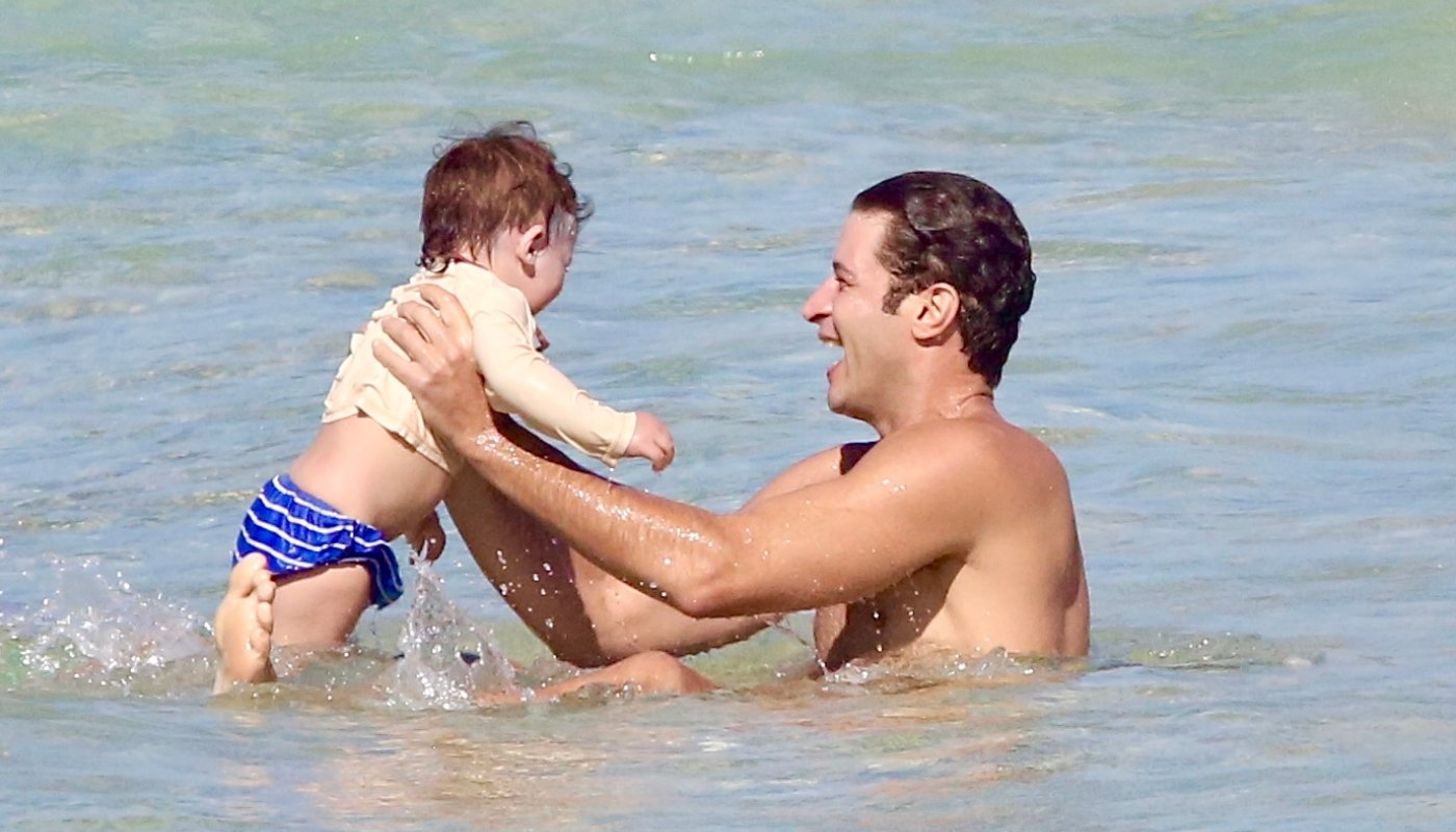 Leandro Lima com o filho pequeno em praia do RJ