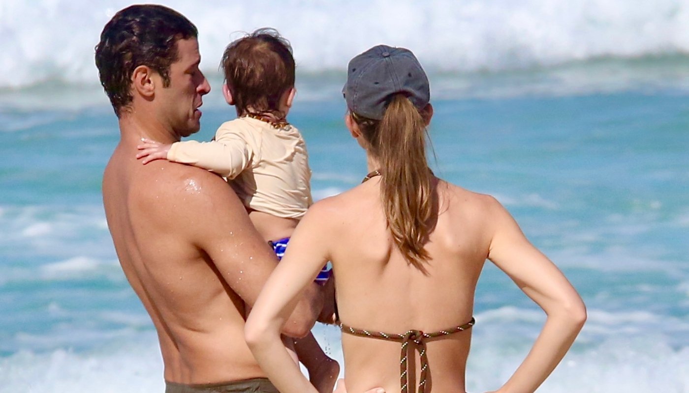 Leandro Lima com o filho pequeno em praia do RJ