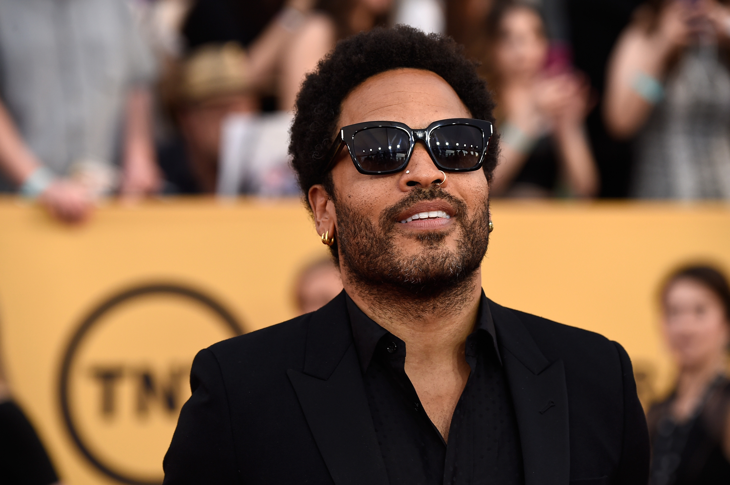 Lenny Kravitz mostra partes íntimas em show - Zappeando