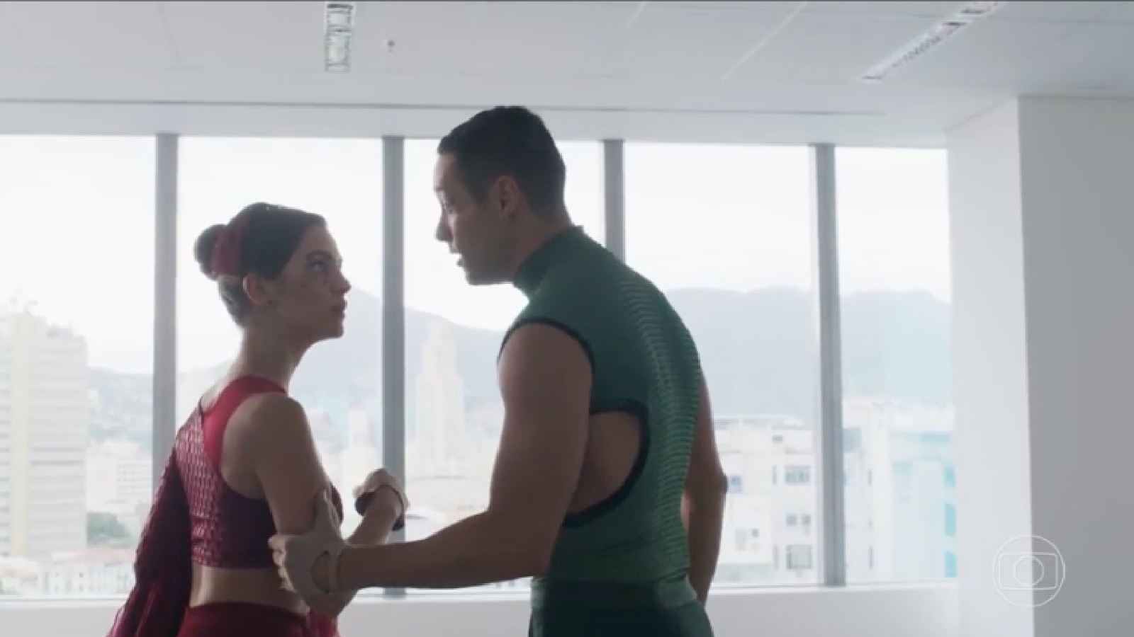 Renan (Bruno Fagundes) segura com força Lou (Vitória Bohn).