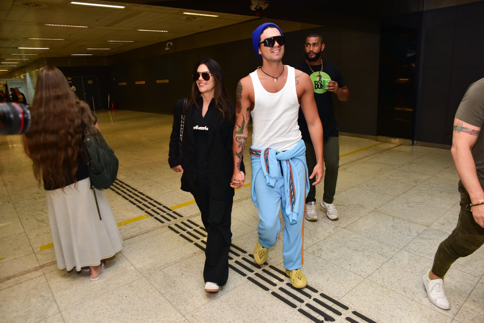 Luan Santana e Jade Magalhães desembarcam juntos em São Paulo