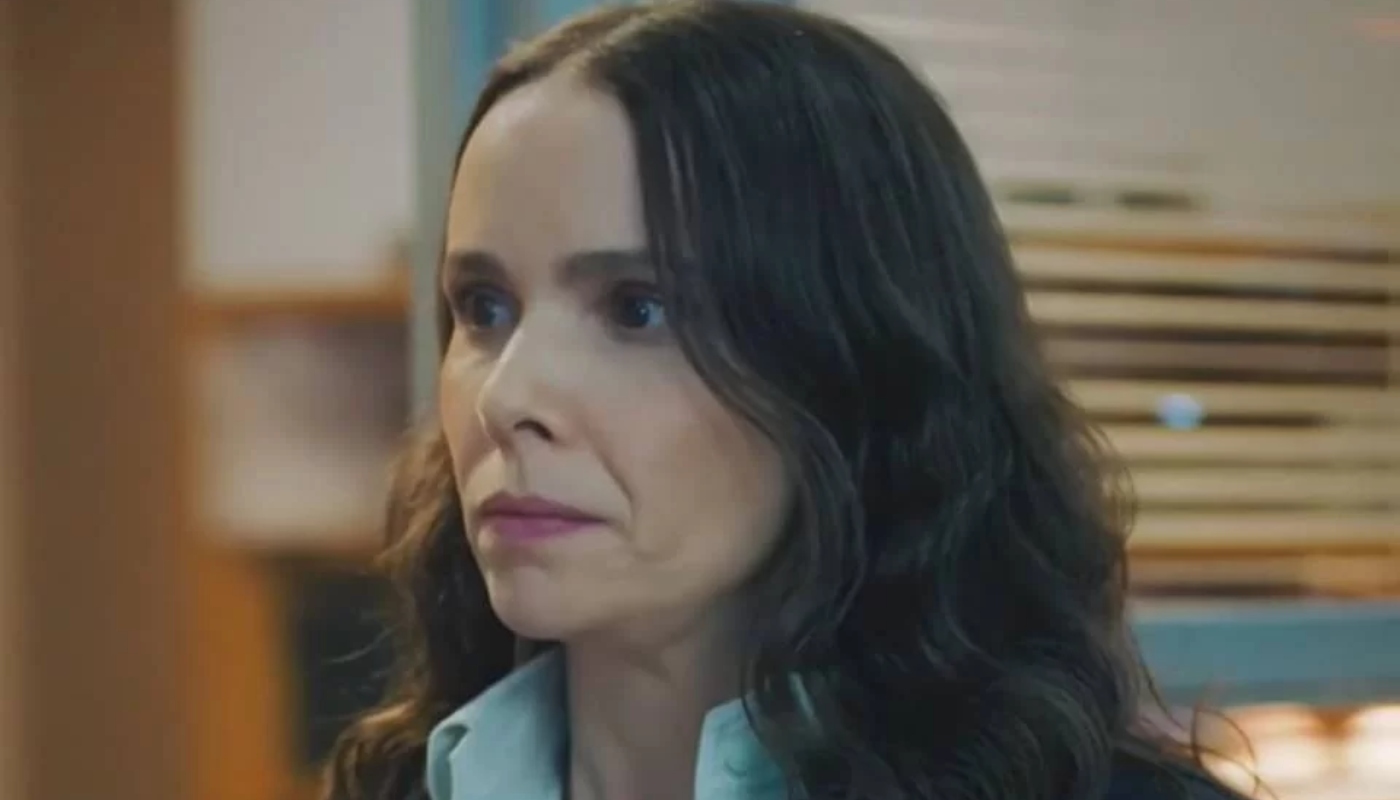 Lucinda (Débora Falabella) em 