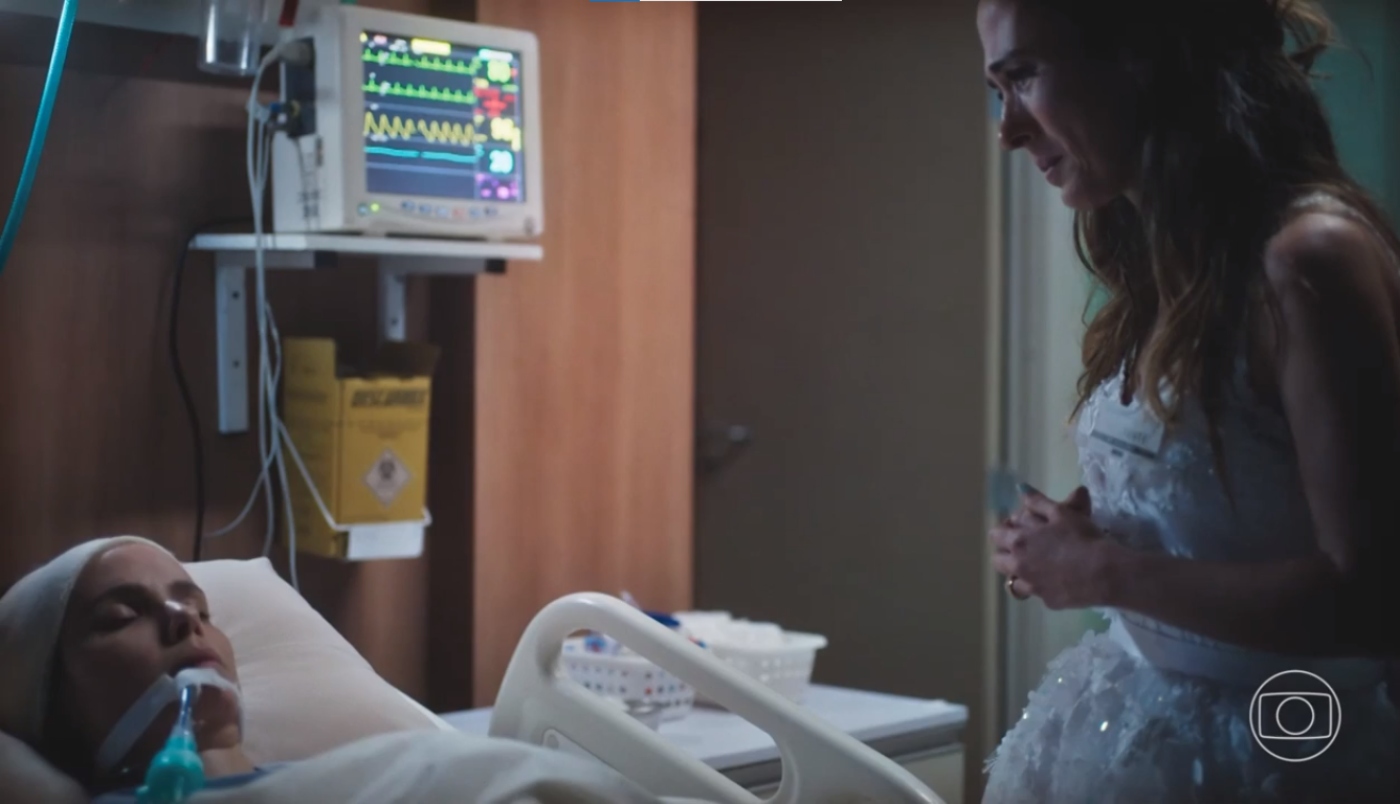 Anely (Tata Werneck) visitando Lucinda (Débora Falabella) no hospital em