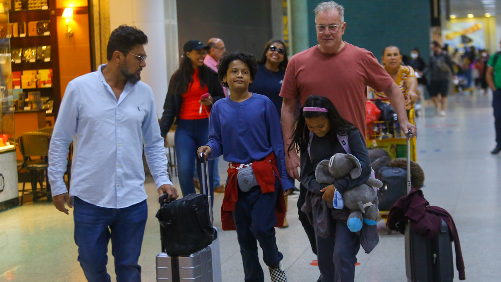 Luiz Fernando Guimarães ao lado do marido e dos filhos