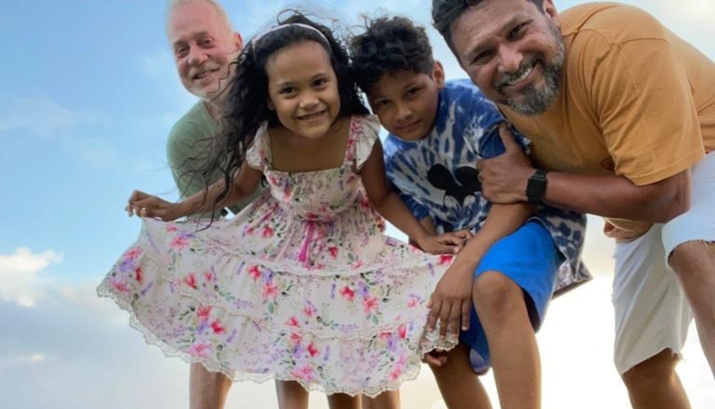 Luiz Fernando Guimarães mostra fotos com o marido e filhos