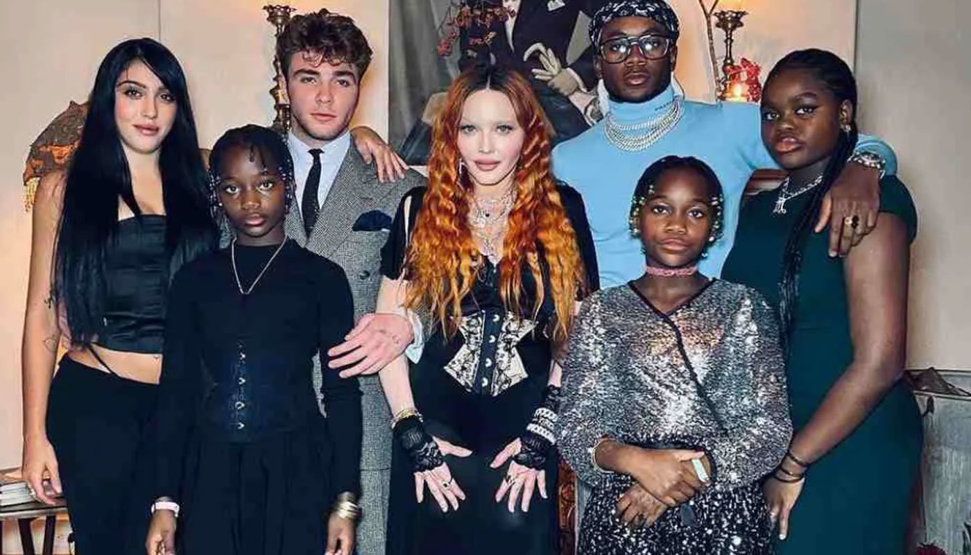 Madonna e seus 6 filhos