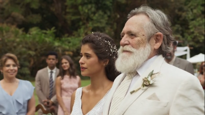 Mãe de Isadora Cruz aparece no canto esquerdo da imagem.