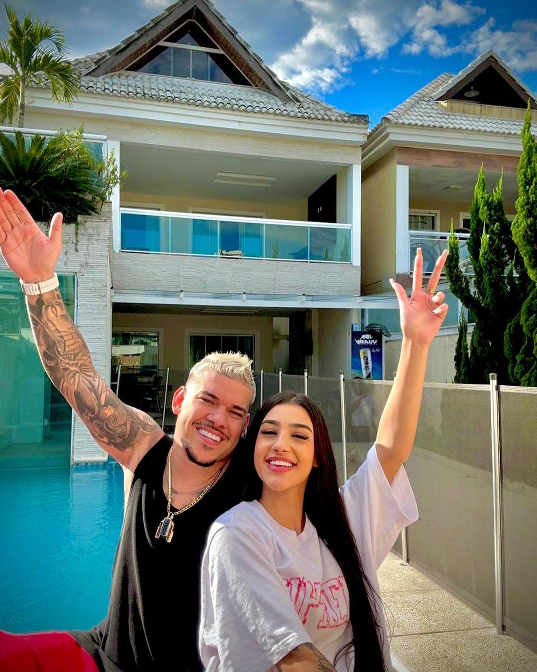 Bia Miranda e novo namorado compraram mansão de dois andares