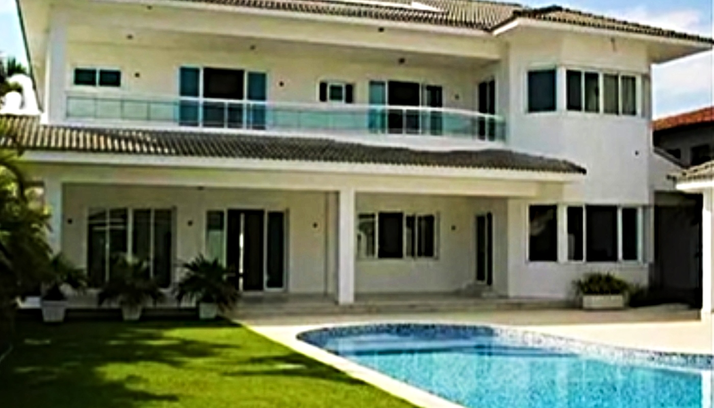 Fachada da mansão que era de Bruna Marquezine