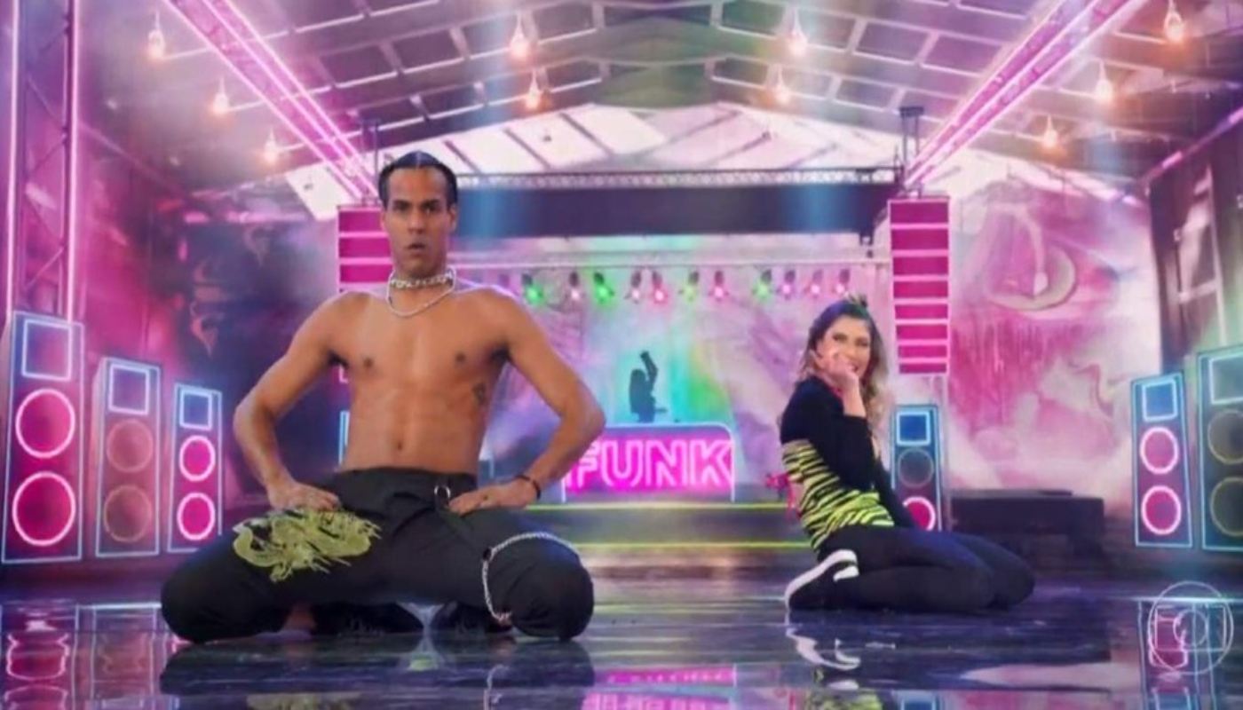 Marcello Melo Jr. arranca camisa ao vivo e Leifert não perdoa na “Super Dança”