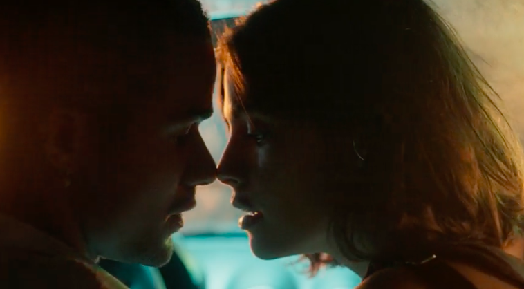 Flashback mostrou como Marcelo (Lucas Leto) e Guta (Julia Dalavia) se conheceram.